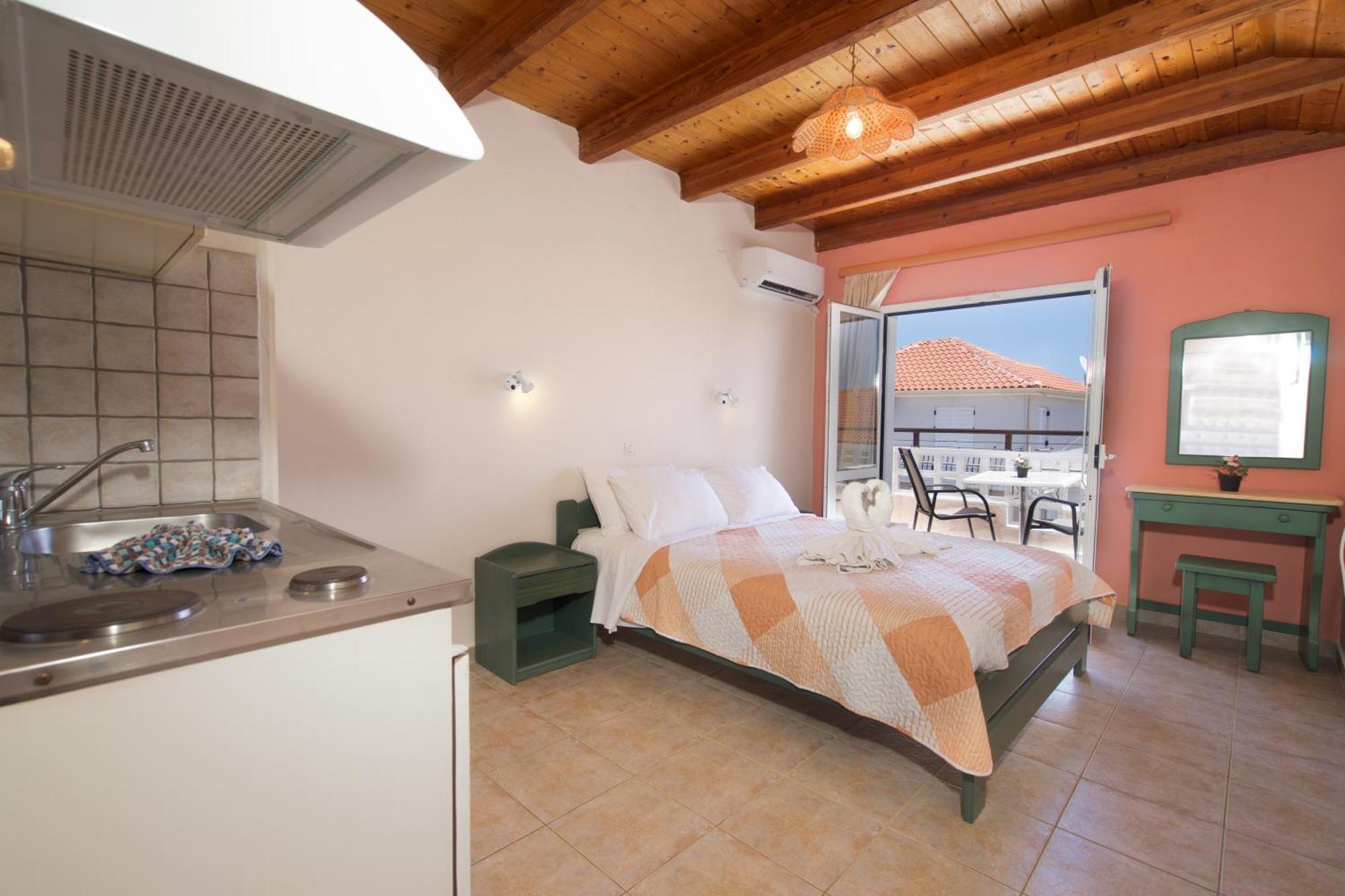 Theodora Studios & Apartments Skala  外观 照片